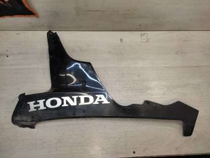 Элемент пластика бокового нижнего Honda CBR1000RR (2006-2007)