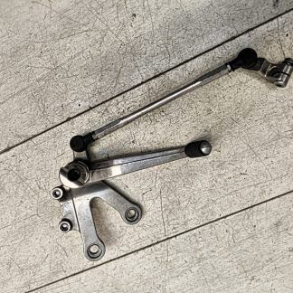 Кронштейн боковой подножки с рычагом переключения КПП Kawasaki ZX-6R (2000-2002)