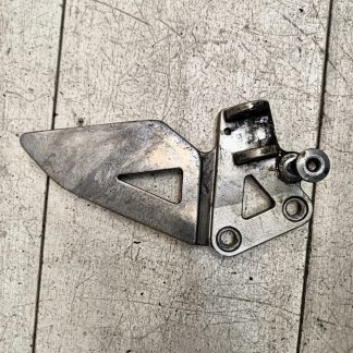 Кронштейн боковой подножки (правый) Kawasaki ZZR600 (1993-2003)