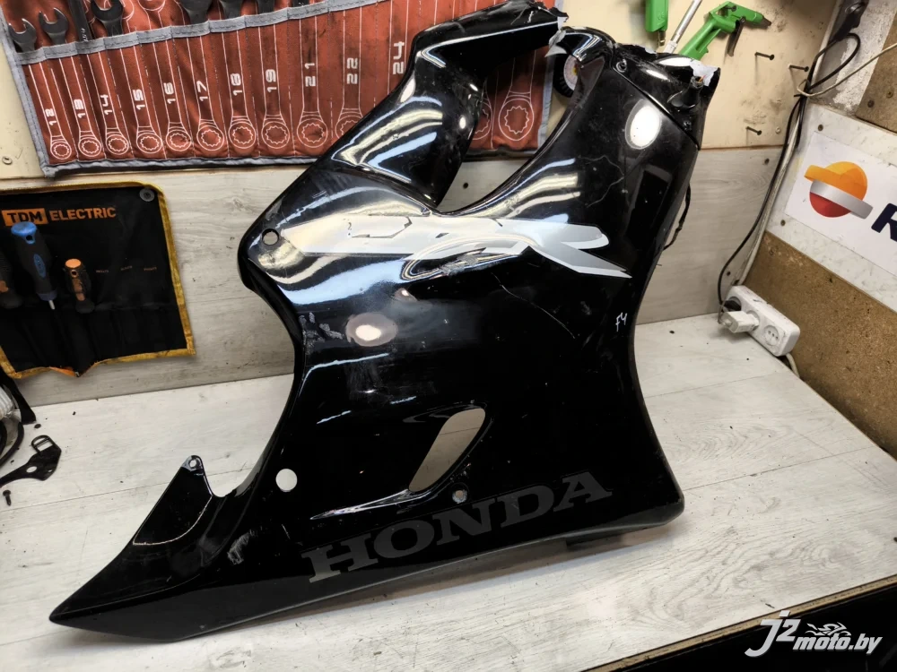 Элемент пластика боковой Honda CBR600F4 (1999-2000)