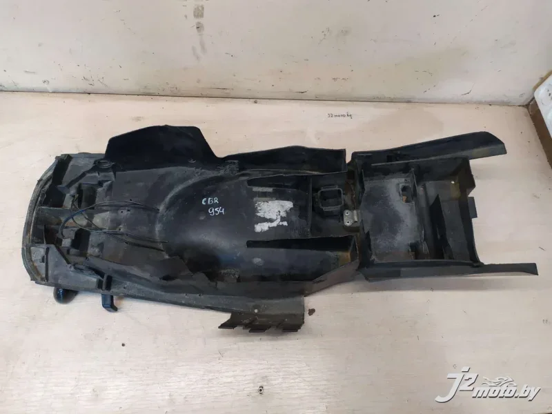 Элемент пластика под рамный  Honda CBR954RR Fireblade