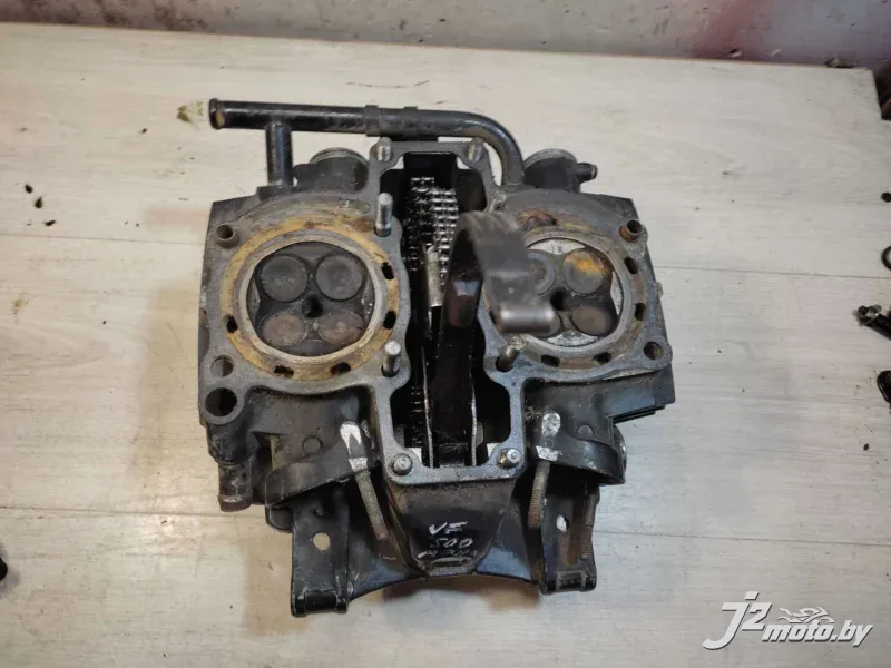 Головка блока цилиндров с распредвалами и крышкой Honda VF500C Magna (1984-1985)