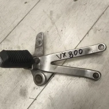 Кронштейн боковой поднодножки с подножкой Suzuki VX800 (1990-1996)