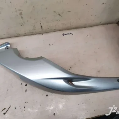 Элемент пластика задний боковой Yamaha R1 (2000-2001)