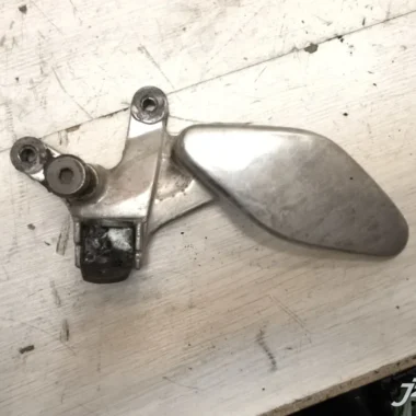 Кронштейн боковой подножки левый Yamaha YZF1000R Thunderace (1996-2001)